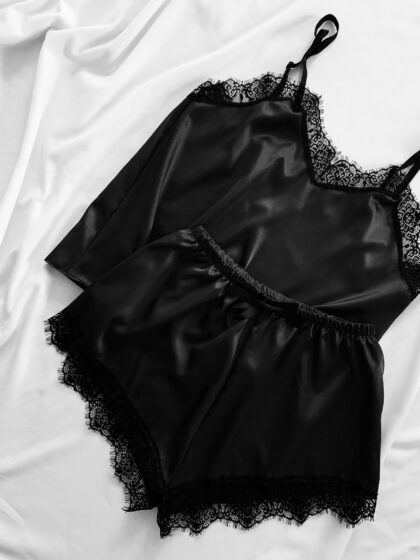 Satynowa piżama z prostą czarną koronką - CZERŃ
